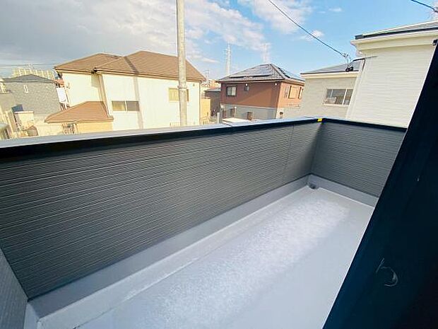 バルコニー 広々としたバルコニーには洗濯物もたくさん干せます 