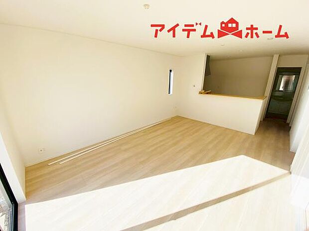 リビング 南向きのため明るい陽射しが射し込みます♪ 
