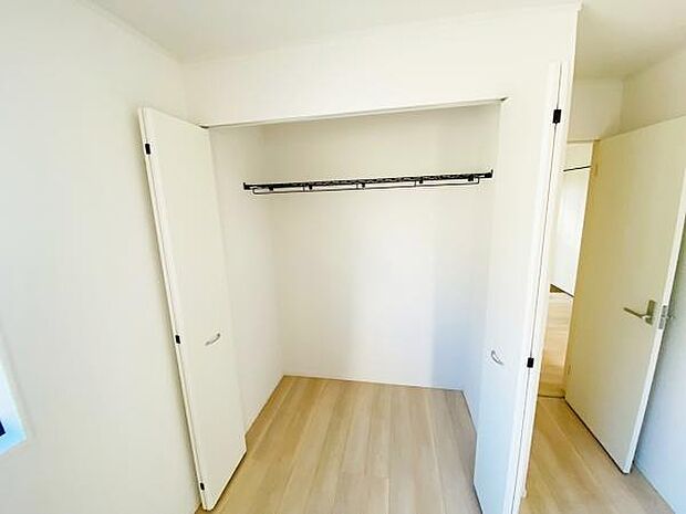 大切な衣類を収納できる大型クローゼット 