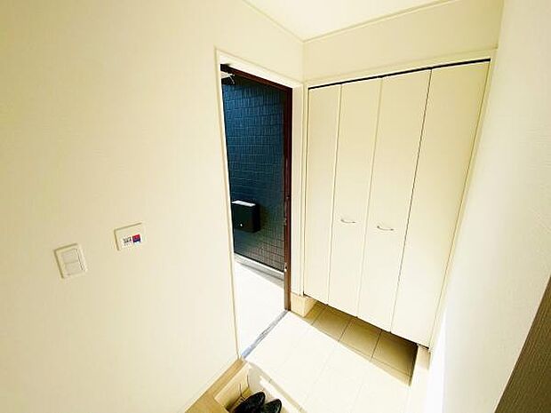 玄関収納 玄関横にシューズボックスがついているので、片付いた玄関がキープできます 