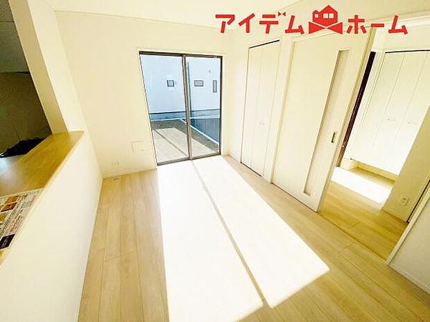 リビング 南向きのため明るい陽射しが射し込みます♪