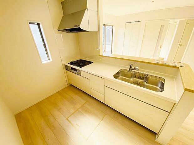 キッチン ダイニングに面した対面式キッチンでは、できたてのお料理がすぐテーブルに出せます 