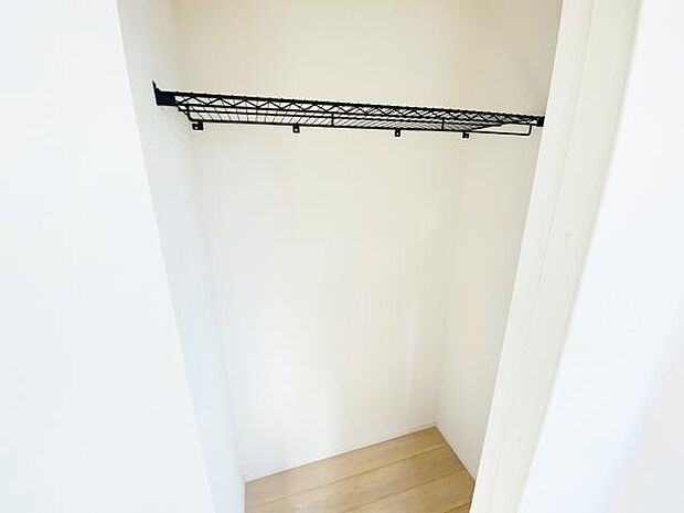 スーツケースなど大きなものからバッグや帽子など小物類も保管できます。