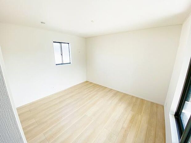 洋室 明るい洋室ではのんびりとお過ごしできます☆ 