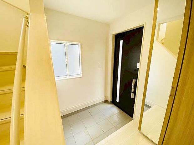 玄関収納 玄関横にシューズボックスがついているので、片付いた玄関がキープできます