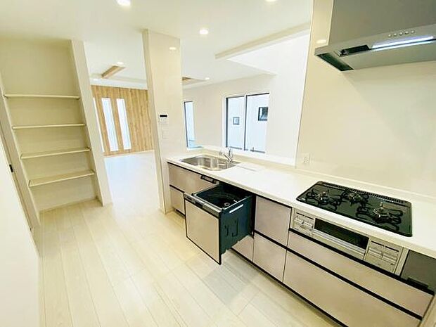 キッチン ダイニングに面した対面式キッチンでは、できたてのお料理がすぐテーブルに出せます