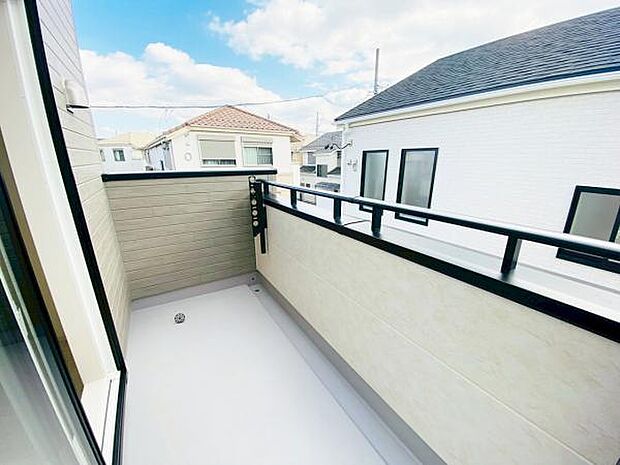 バルコニー 広々としたバルコニーには洗濯物もたくさん干せます!