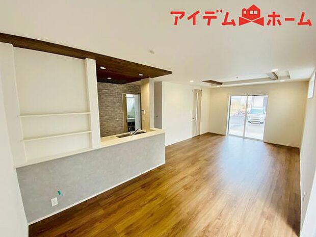 リビング 南向きのため明るい陽射しが射し込みます♪