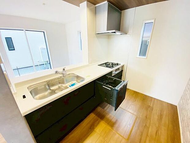 キッチン ダイニングに面した対面式キッチンでは、できたてのお料理がすぐテーブルに出せます