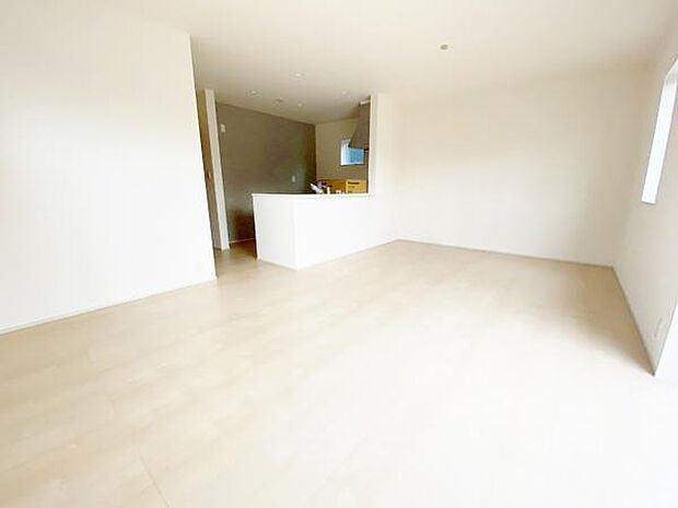 リビング 南向きのため明るい陽射しが射し込みます♪ 