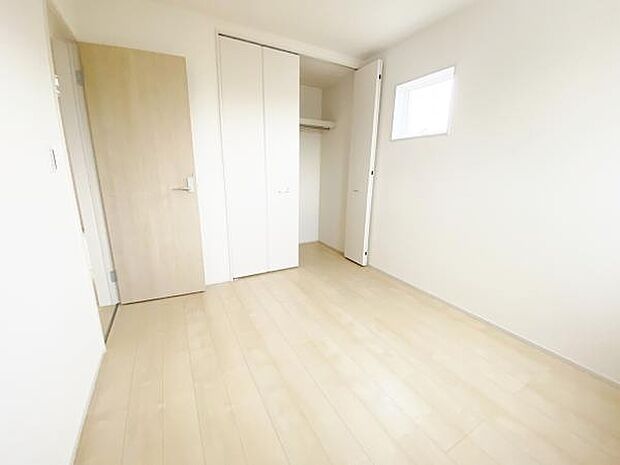 洋室 明るい洋室ではのんびりとお過ごしできます☆ 