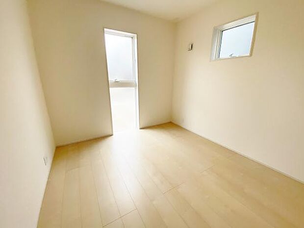 洋室 明るい洋室ではのんびりとお過ごしできます☆ 