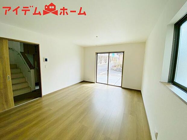 リビング 南向きのため明るい陽射しが射し込みます♪ 