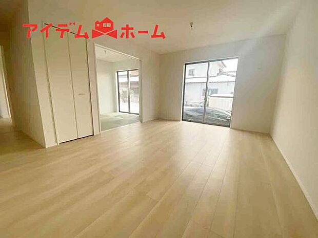 リビング 南向きのため明るい陽射しが射し込みます♪ 