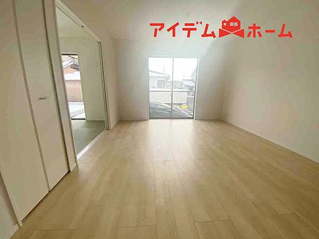 リビング 南向きのため明るい陽射しが射し込みます♪