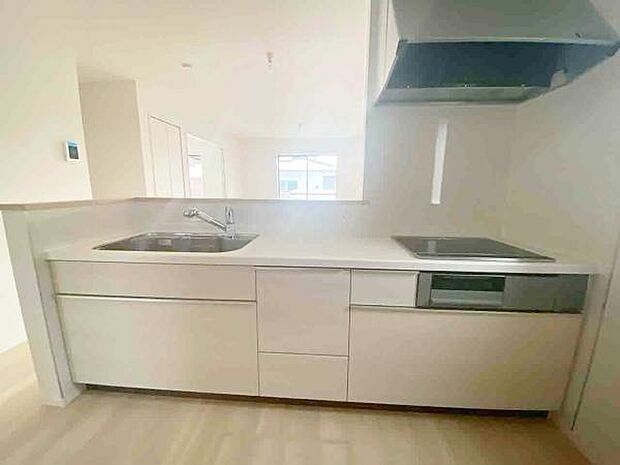 キッチン ダイニングに面した対面式キッチンでは、できたてのお料理がすぐテーブルに出せます