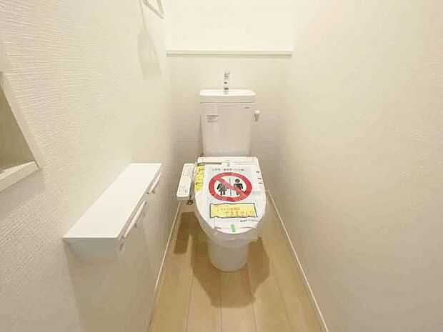 トイレ トイレには快適な温水洗浄便座付き 