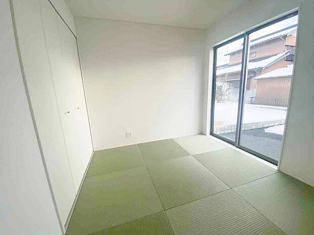 和室 小さなお子さまのいる方におすすめリビング横に和室のあるタイプの間取りです。 
