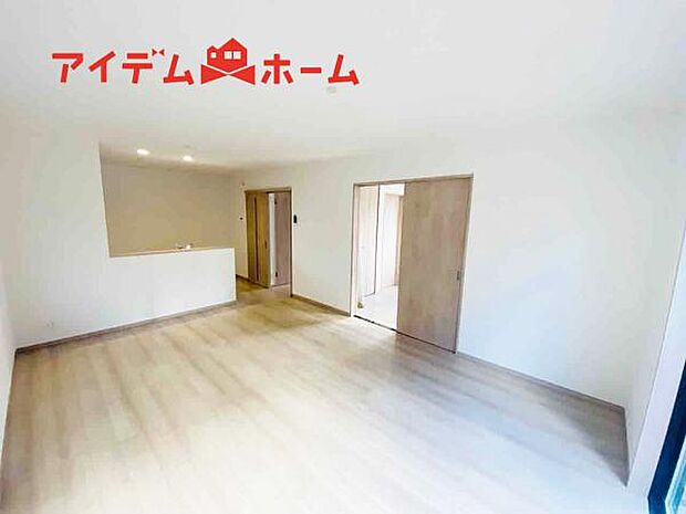 リビング 南向きのため明るい陽射しが射し込みます♪