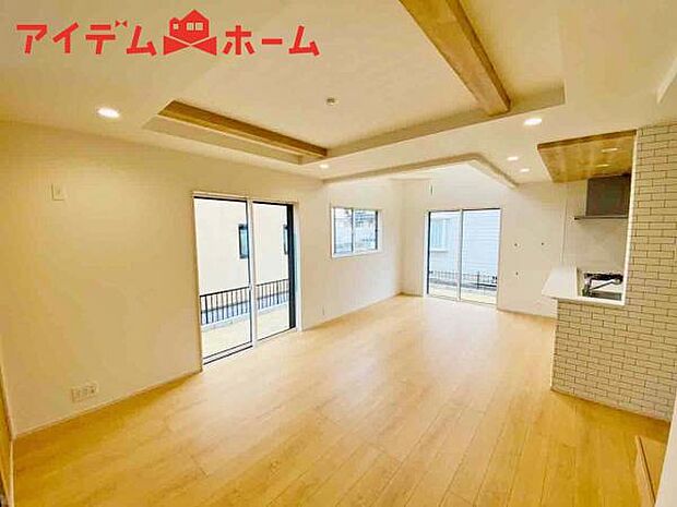 リビング 南向きのため明るい陽射しが射し込みます♪