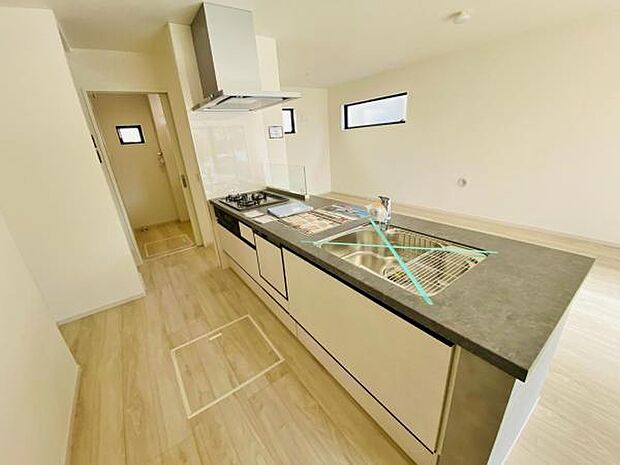 キッチン ダイニングに面した対面式キッチンでは、できたてのお料理がすぐテーブルに出せます