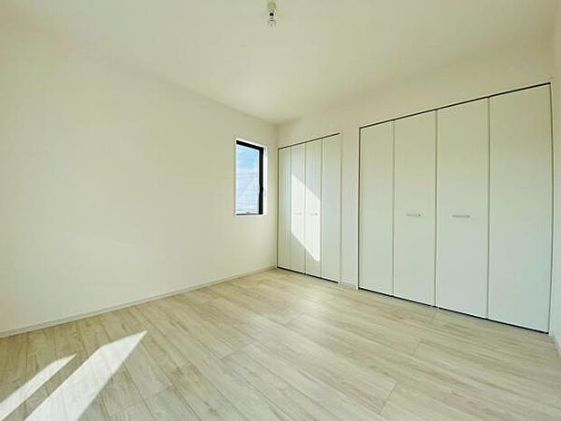 洋室 明るい洋室ではのんびりとお過ごしできます☆