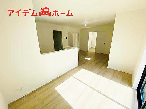 リビング 南向きのため明るい陽射しが射し込みます♪