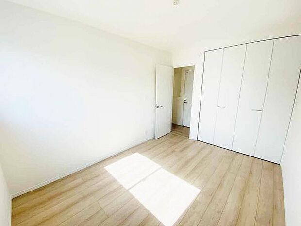 洋室 明るい洋室ではのんびりとお過ごしできます☆