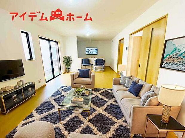 リビング 南向きのため明るい陽射しが射し込みます♪