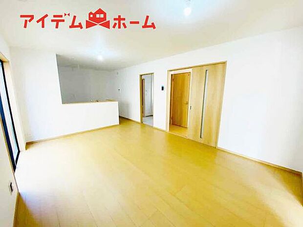 リビング 南向きのため明るい陽射しが射し込みます♪