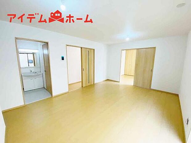 リビング 南向きのため明るい陽射しが射し込みます♪