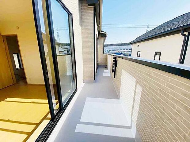 バルコニー 広々としたバルコニーには洗濯物もたくさん干せます!