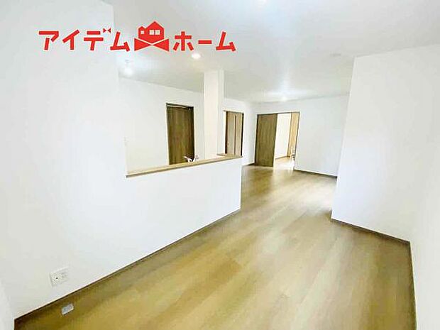 リビング 南向きのため明るい陽射しが射し込みます♪