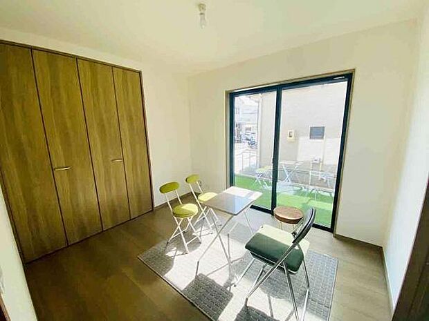 洋室 明るい洋室ではのんびりとお過ごしできます☆