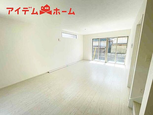 リビング 南向きのため明るい陽射しが射し込みます♪