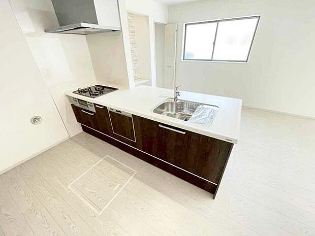 キッチン ダイニングに面した対面式キッチンでは、できたてのお料理がすぐテーブルに出せます