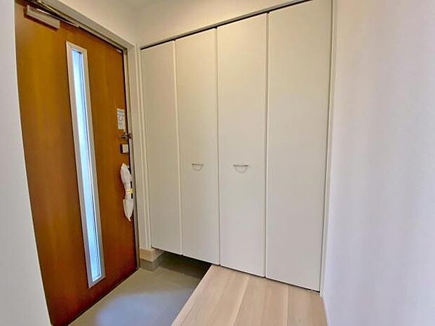 玄関収納 玄関横にシューズボックスがついているので、片付いた玄関がキープできます 