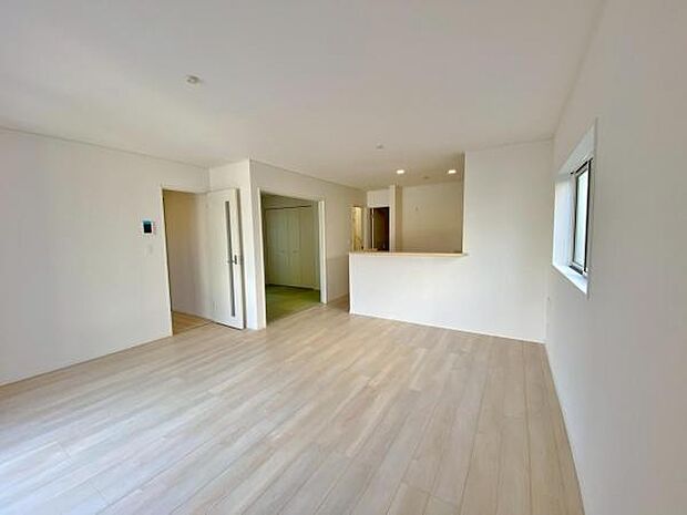 リビング 南向きのため明るい陽射しが射し込みます♪ 