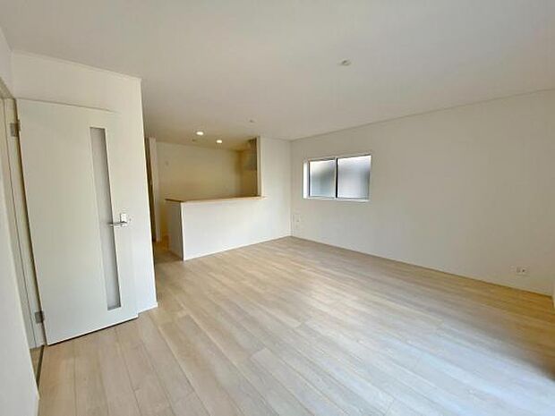 リビング 南向きのため明るい陽射しが射し込みます♪ 