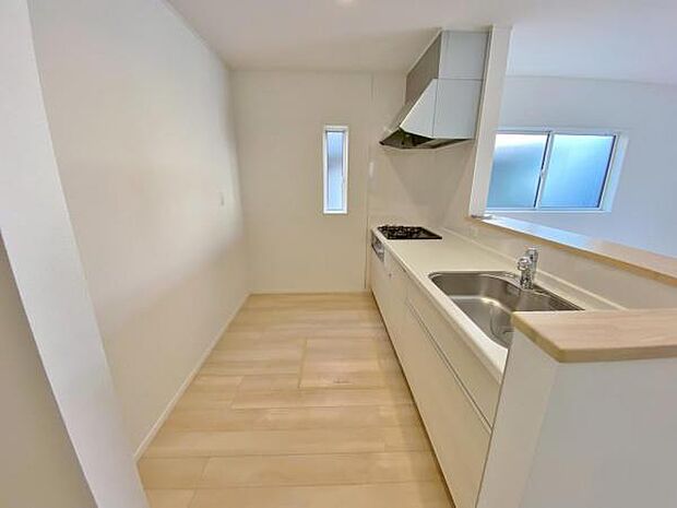 キッチン ダイニングに面した対面式キッチンでは、できたてのお料理がすぐテーブルに出せます 