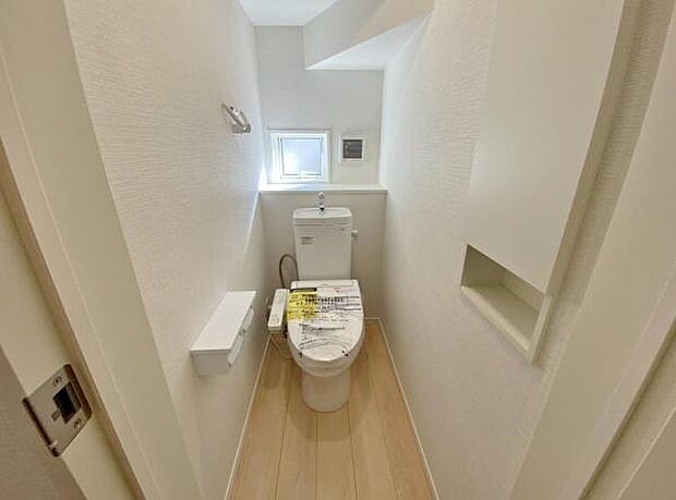 トイレ トイレには快適な温水洗浄便座付き 