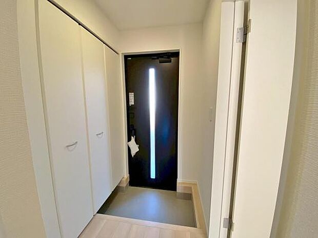 玄関収納 玄関横にシューズボックスがついているので、片付いた玄関がキープできます 