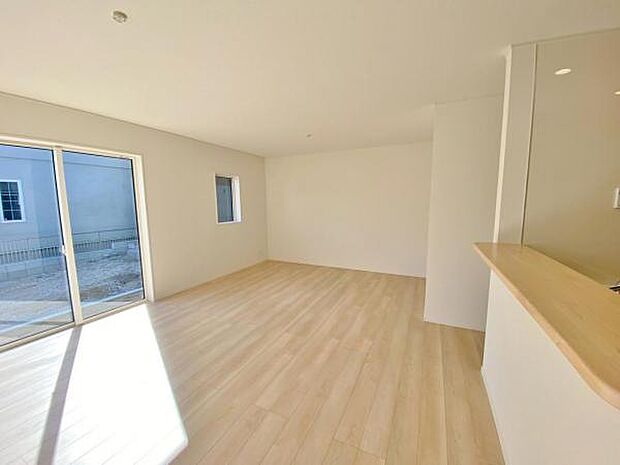 リビング 南向きのため明るい陽射しが射し込みます♪ 