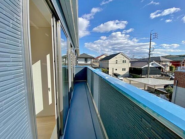 バルコニー 広々としたバルコニーには洗濯物もたくさん干せます 