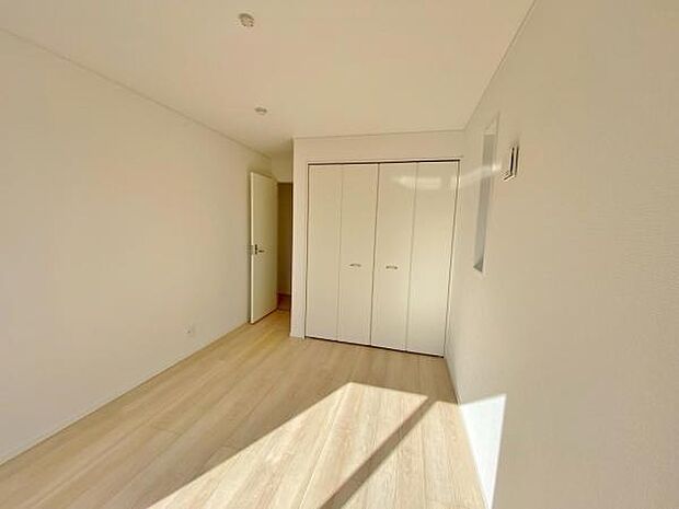 洋室 明るい洋室ではのんびりとお過ごしできます☆ 