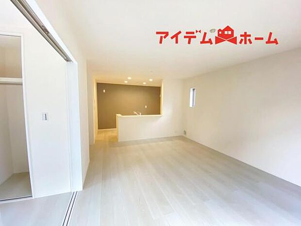 南側から明るい日差しをたっぷり取り込めるリビングです♪