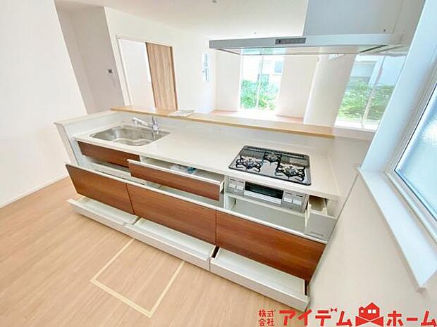 料理をしながら会話が楽しめる対面キッチンリビングで遊ぶお子様の様子も見えるので安心です♪