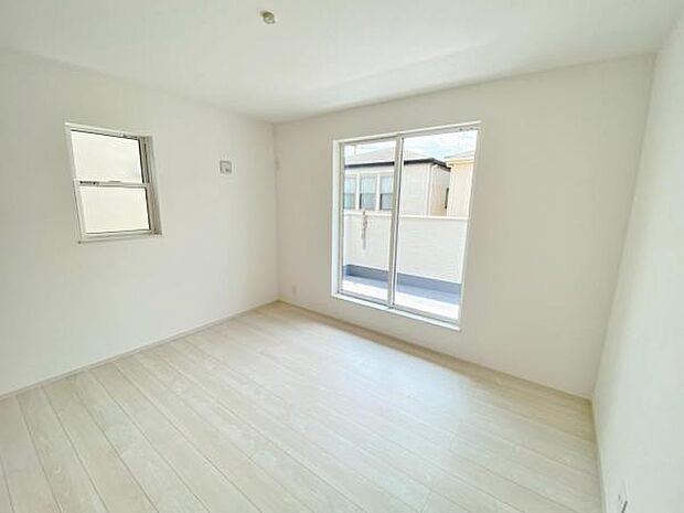 心地良い日差しが差し込む明るい居室