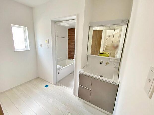 暮らしを快適に変える、シャワー付き洗面化粧台♪