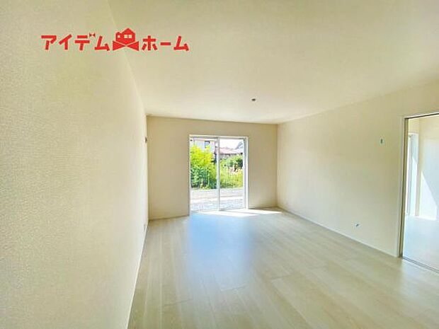 南側から明るい日差しをたっぷり取り込めるリビングです♪